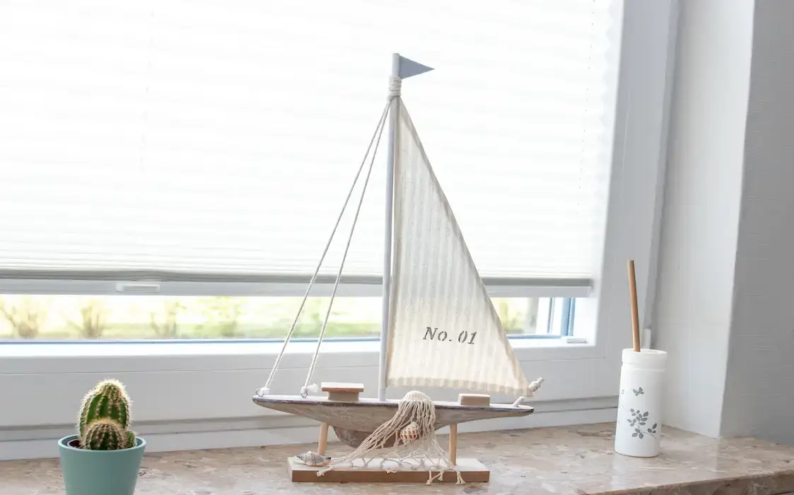 Kleiner Segler als maritimes Deko-Element bei Breitschuh's Havenwelten